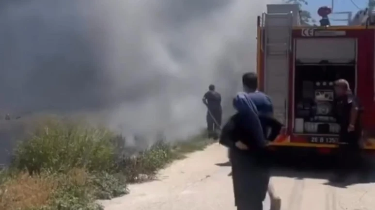 Eskişehir'de Fevziçakmak Mahallesi'nde Boş Arazi Yangını Tehlike Yarattı